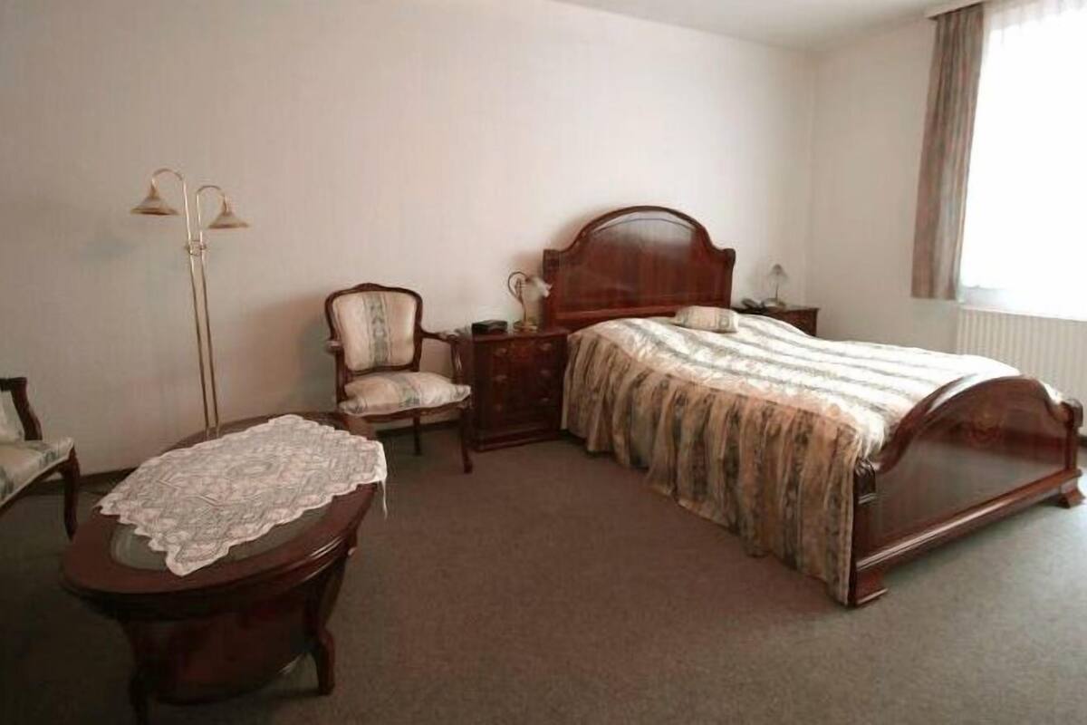 Double Room | In-room safe, desk, rollaway beds (surcharge), WiFi (free)