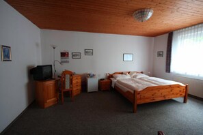 Apartment, 1 Bedroom | In-room safe, desk, rollaway beds, free WiFi - Hotel zum Stresemann (Goettingen)