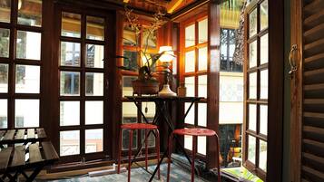 Classic House (First Floor Unit) | Ruang tamu