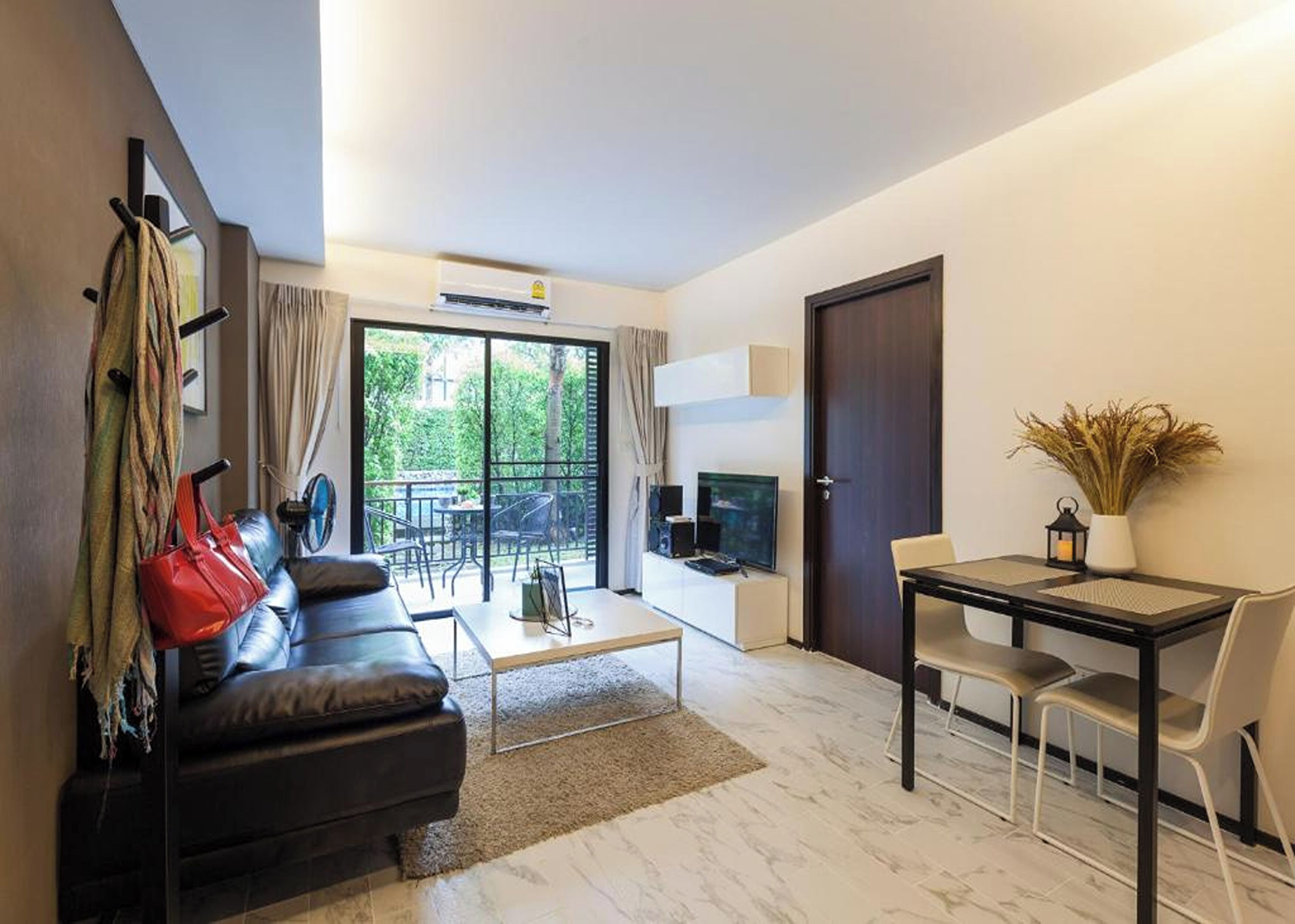 Suite with Pool Access | Caja fuerte, escritorio, cortinas opacas y wifi gratis