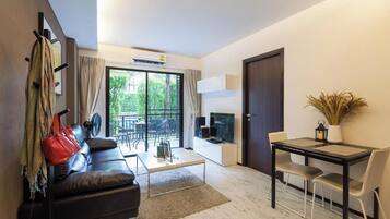 Suite with Pool Access | Caja fuerte, escritorio, cortinas opacas y wifi gratis
