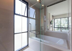 Suite, uitzicht op zee | Badkamer | Gratis toiletartikelen, een haardroger, handdoeken