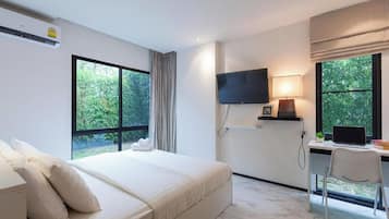 Suite with Pool Access | Coffres-forts dans les chambres, bureau, rideaux occultants