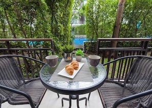 Suite with Pool Access | Balkon