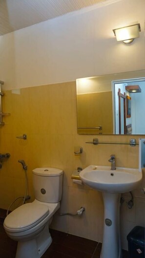 Douche, sèche-cheveux, serviettes fournies