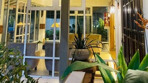 Un interior espacioso con un techo alto, vigas de madera y ventanas amplias que dejan entrar la luz natural.