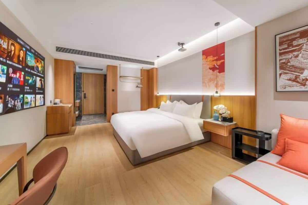 Peralatan tempat tidur premium, bar mini, peti besi dalam bilik, meja