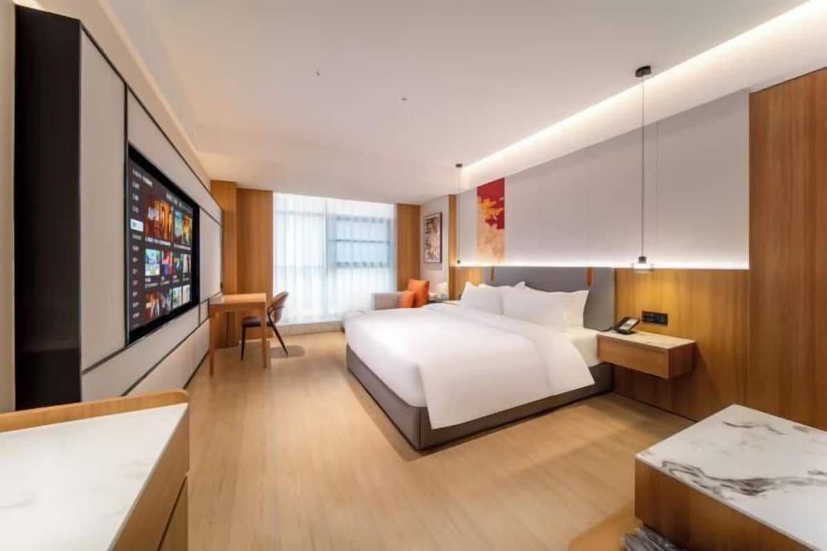 Peralatan tempat tidur premium, bar mini, peti besi dalam bilik, meja
