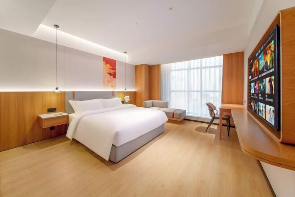 Peralatan tempat tidur premium, bar mini, peti besi dalam bilik, meja
