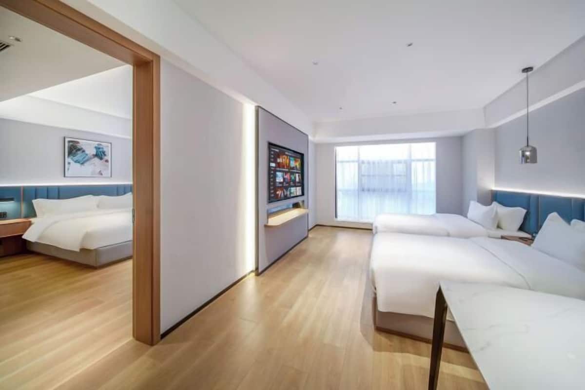 Peralatan tempat tidur premium, bar mini, peti besi dalam bilik, meja