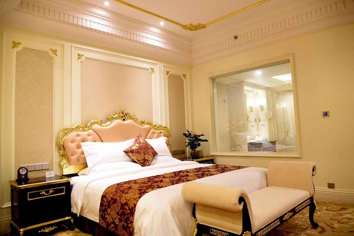 Executive Suite | Peralatan tempat tidur premium, bar mini, peti besi dalam bilik, meja