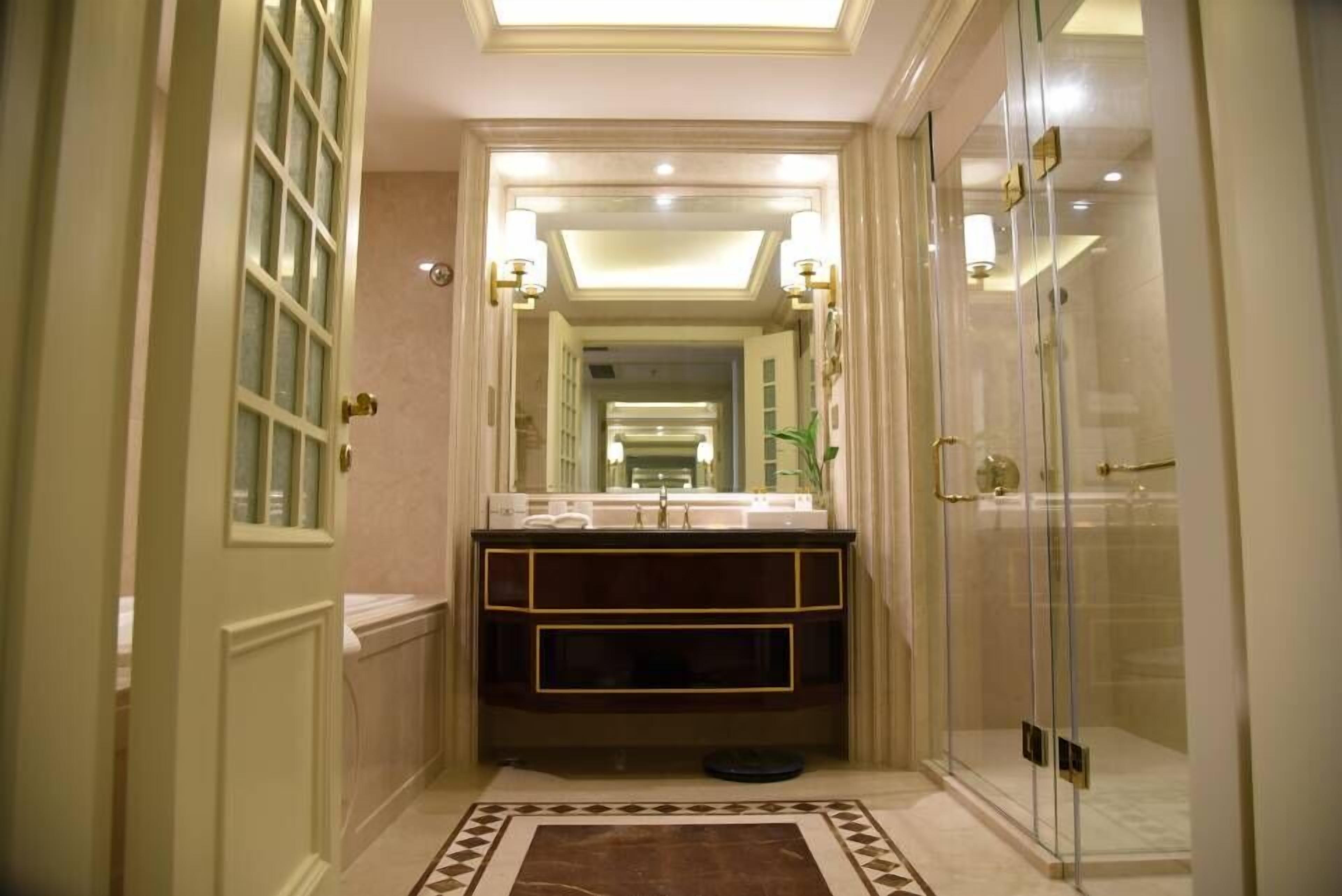 Bathroom sink
