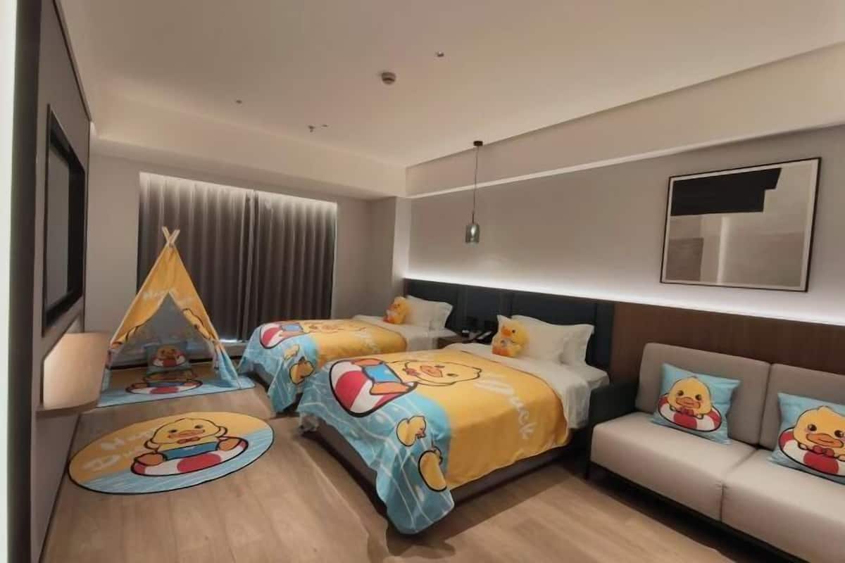 Peralatan tempat tidur premium, bar mini, peti besi dalam bilik, meja