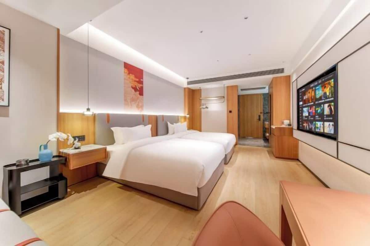 Peralatan tempat tidur premium, bar mini, peti besi dalam bilik, meja