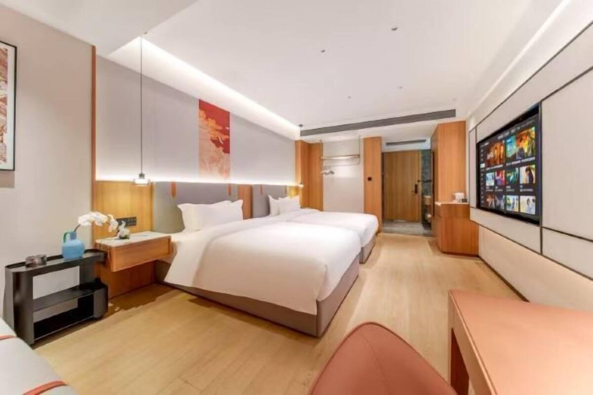 Peralatan tempat tidur premium, bar mini, peti besi dalam bilik, meja