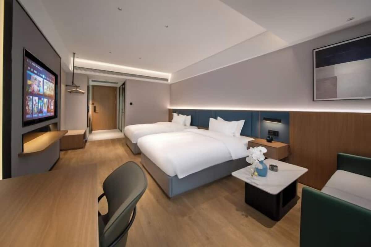 Peralatan tempat tidur premium, bar mini, peti besi dalam bilik, meja