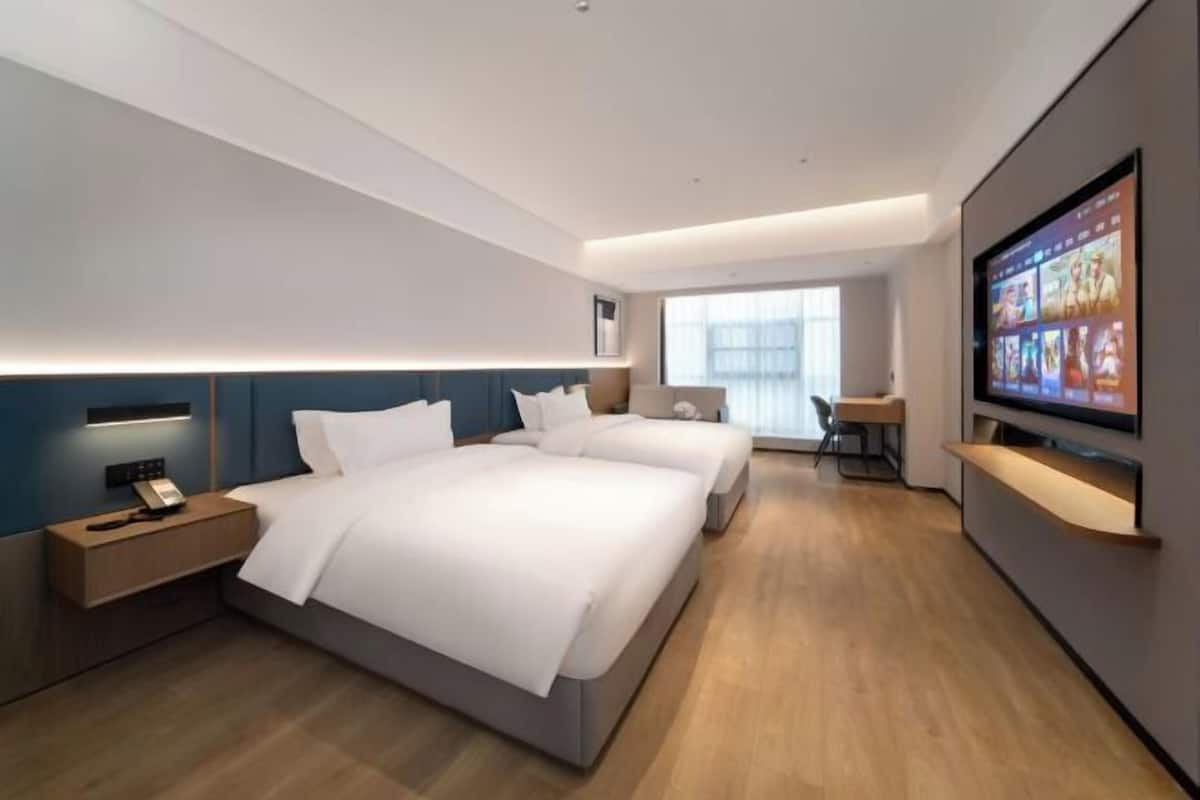 Peralatan tempat tidur premium, bar mini, peti besi dalam bilik, meja
