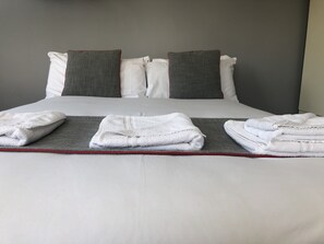 Deluxe Quad Studio | Allergikerbettwaren, Zimmersafe, Bügeleisen/Bügelbrett, kostenloses WLAN