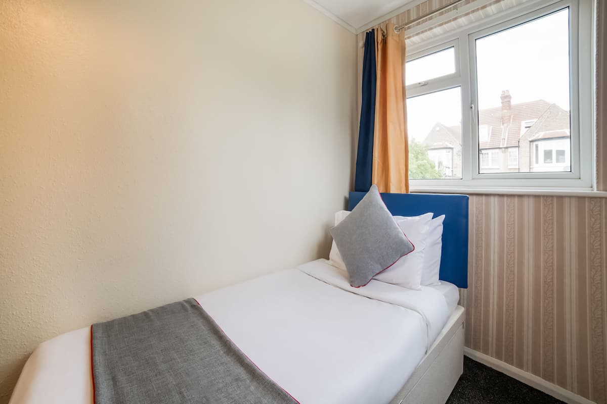 Standard Single Room, 1 Twin Bed | 1 bedroom, hypo-allergenic bedding, in-room safe, iron/ironing board