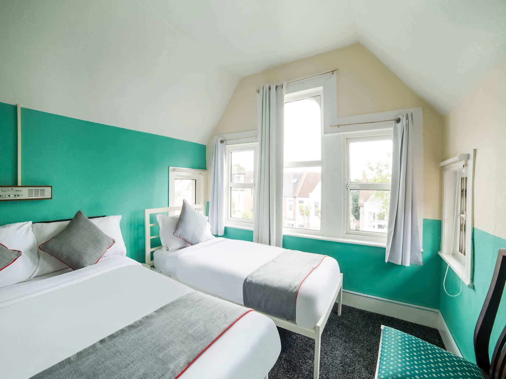 Hypo-allergenic bedding, in-room safe, iron/ironing board, free WiFi