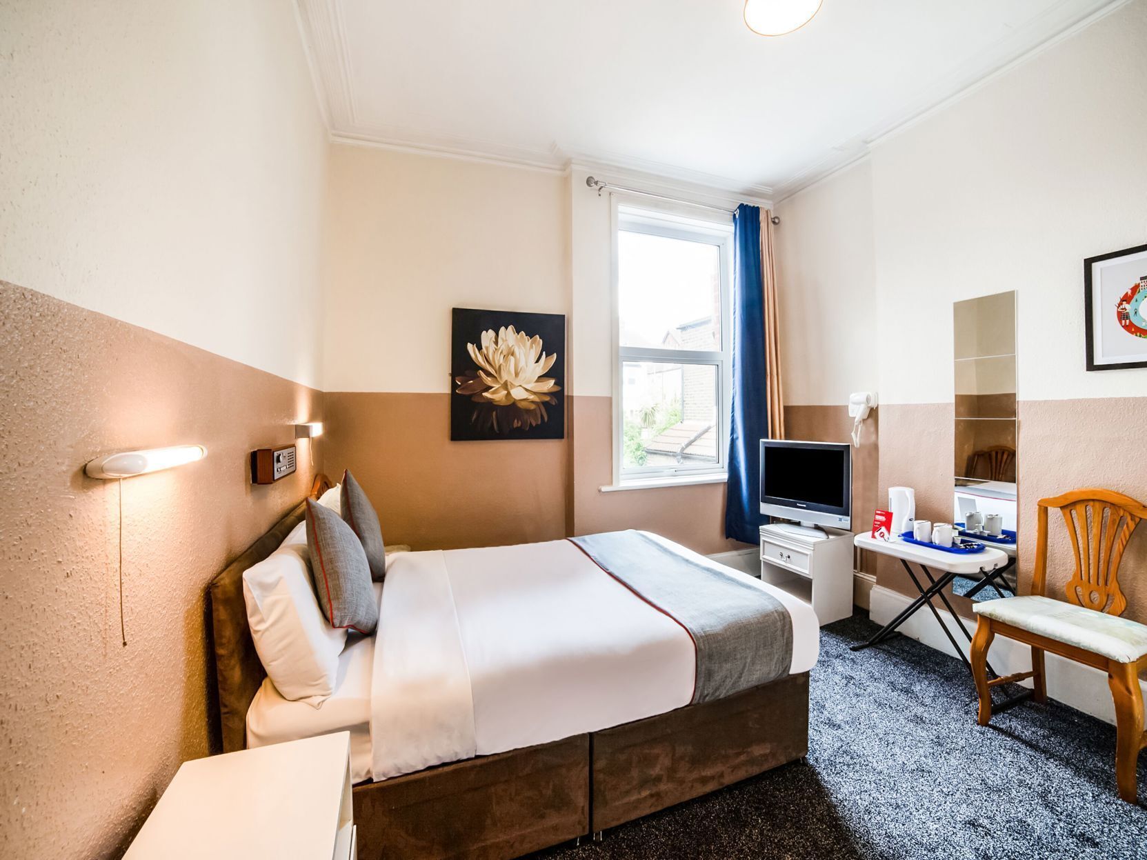 Hypo-allergenic bedding, in-room safe, iron/ironing board, free WiFi