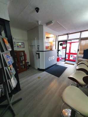 Reception - Devine Beach Hotel, Westcliff Southend-On-Sea (Westcliff-on-Sea)