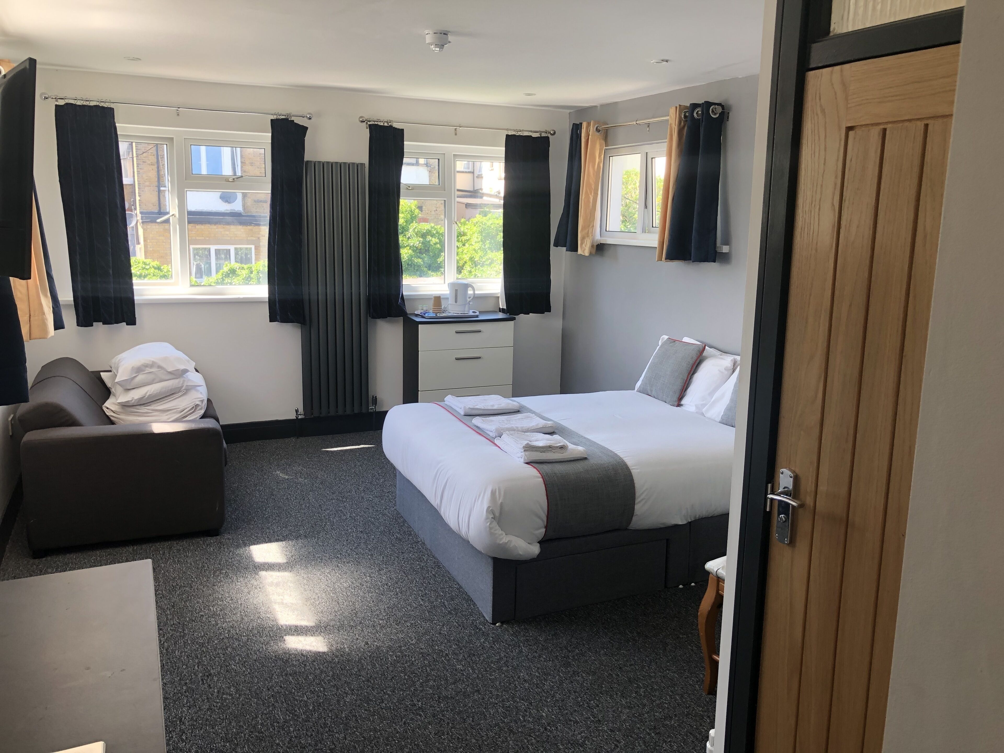 Deluxe Quad Studio | Allergiatestatut vuodevaatteet, tallelokero huoneessa