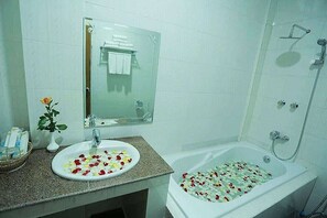 Royal Room | Bathroom - Great Chan Hotel (Mandalay)
