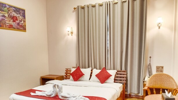 Minibar, in-room safe, desk, WiFi (free) - Great Chan Hotel (Mandalay)