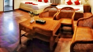 Minibar, in-room safe, desk, WiFi (free)