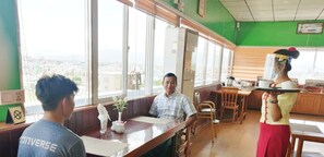 朝食、ランチ、ディナーに営業