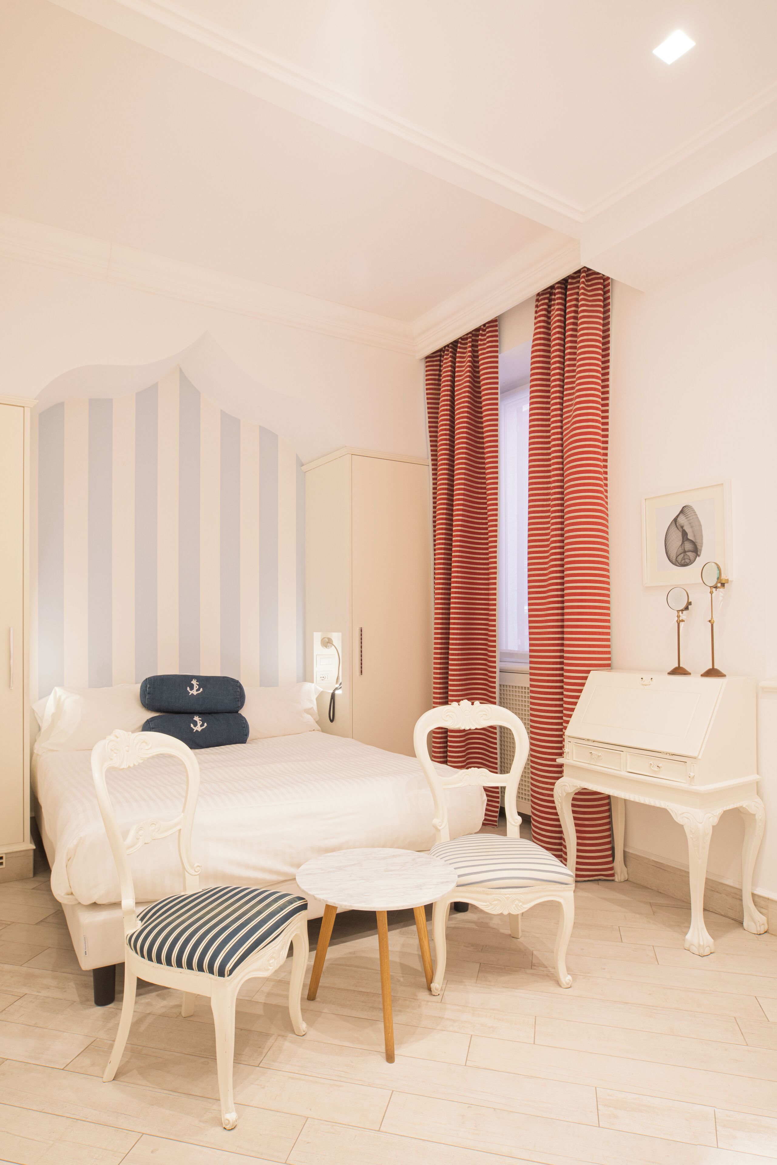 Sengetøy av topp kvalitet, senger med overmadrass og minibar