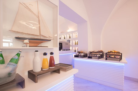 Desayuno buffet diario (EUR 13 por persona)