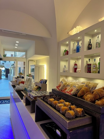 Desayuno buffet diario (EUR 15 por persona). Marina Hotel Charming Rooms