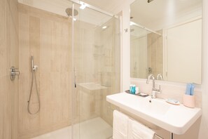 Shower, free toiletries, hair dryer, slippers - Marina Hotel Charming Rooms (Finale Ligure)