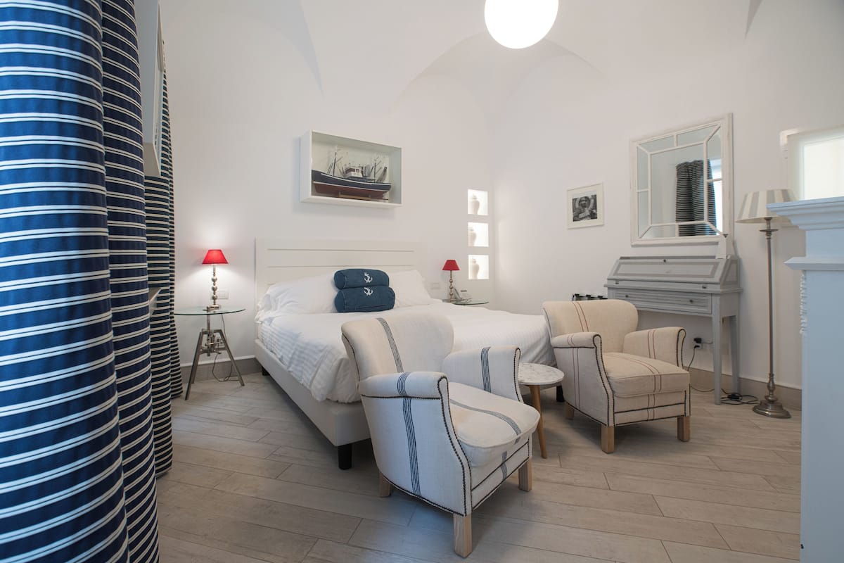 Junior Suite | Badezimmer | Dusche, kostenlose Toilettenartikel, Haartrockner, Hausschuhe
