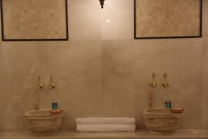 A bathroom with two sinks, a towel rack, and a mirror. - Armoni Park Otel (Kastamonu)