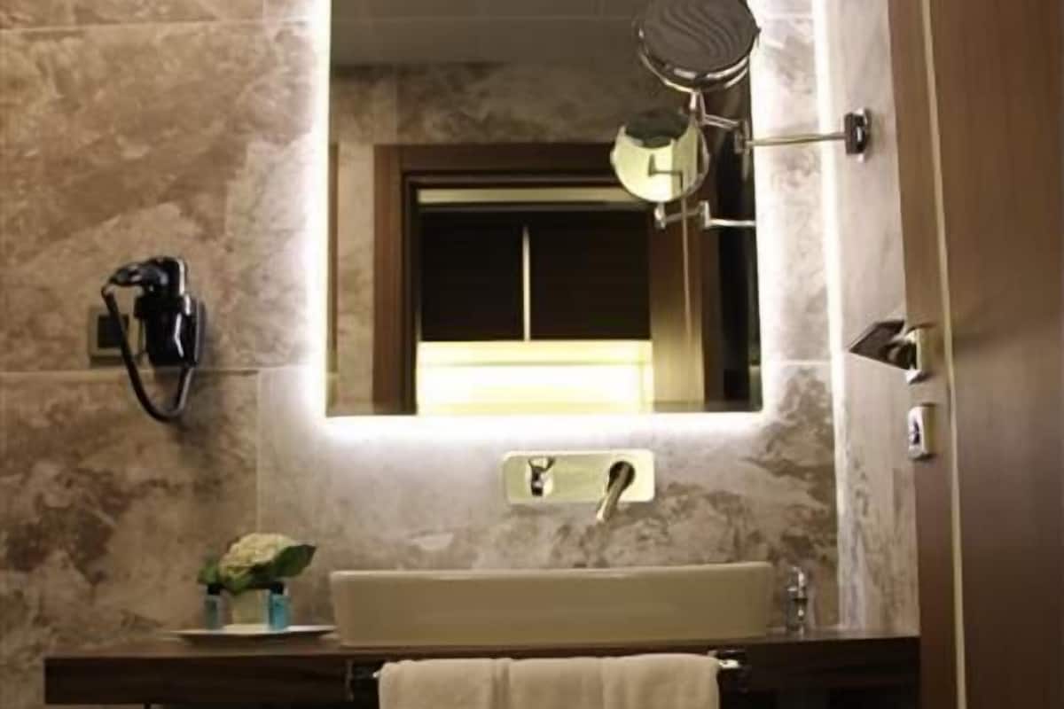 Ducha, artículos de tocador gratuitos, secador de pelo, toallas