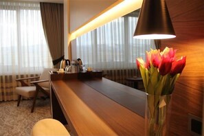 Standard-Doppelzimmer | Hochwertige Bettwaren, Minibar, Zimmersafe, Schreibtisch