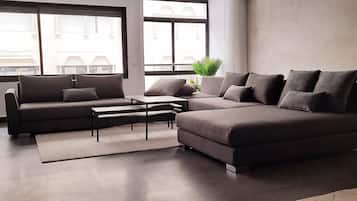 Apartamento luxo | Área de estar | Smart TV 55 polegadas com canais digitais, TV, Netflix