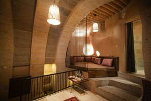 Superior Cave Suites Room | Coin séjour