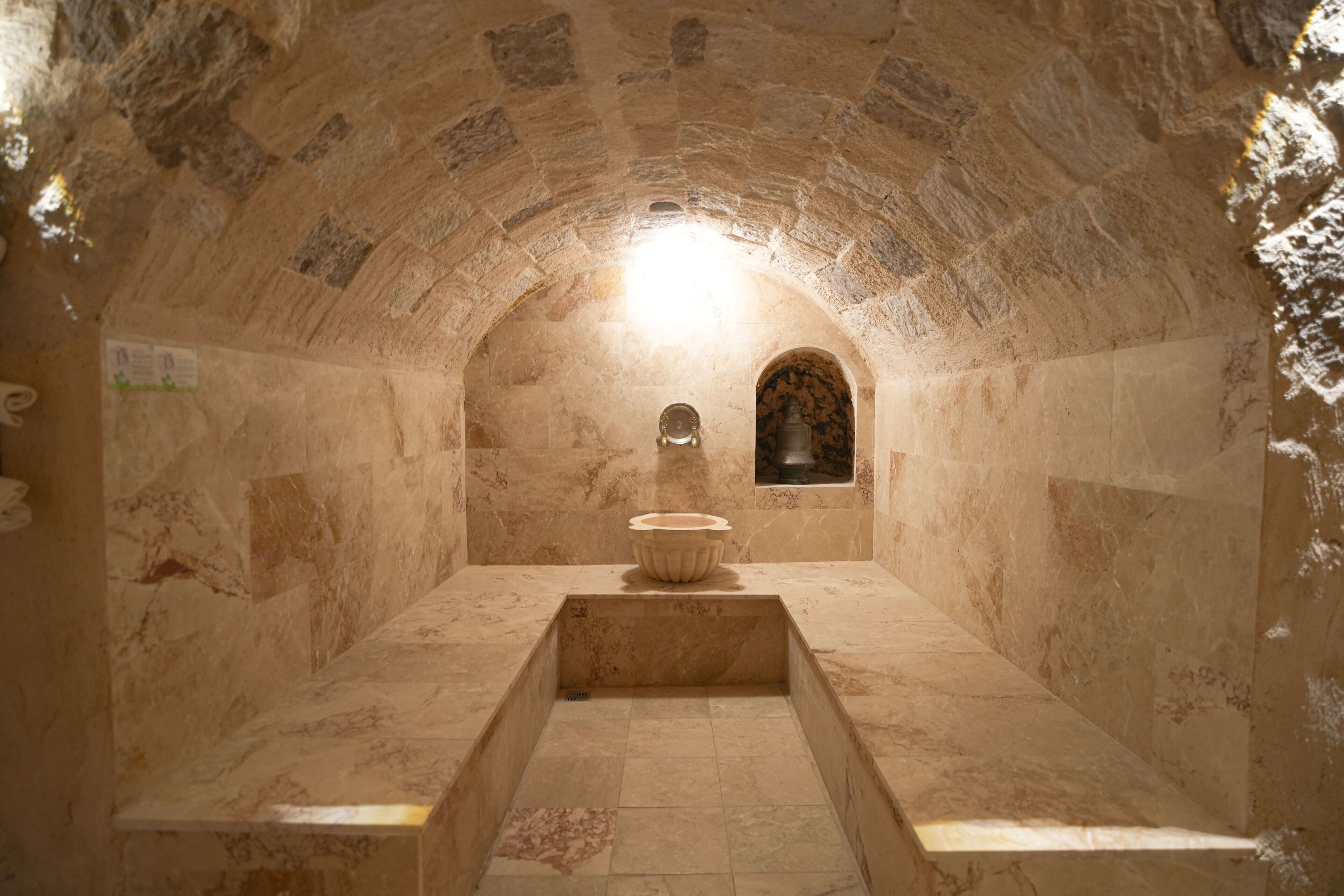 Superior Cave Suites Room | Baño | Artículos de higiene personal ecológicos, secador de pelo y albornoces