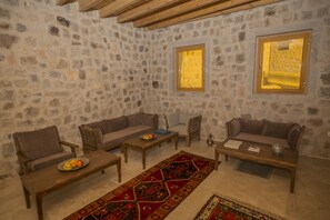Lobby sitting area - Helike Cave Suites (Nevsehir)