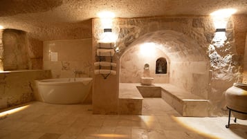 Superior Cave Suites Room | Baño | Artículos de higiene personal ecológicos, secador de pelo y albornoces