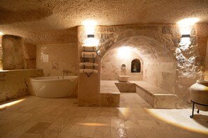 Superior Cave Suites Room | Badrum | Miljövänliga toalettartiklar, hårtork, badrock och tofflor