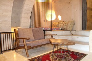 Junior Suite, 1 King Bed, Non Smoking, Jetted Tub | Living room | Heated floors - Helike Cave Suites (Nevsehir)