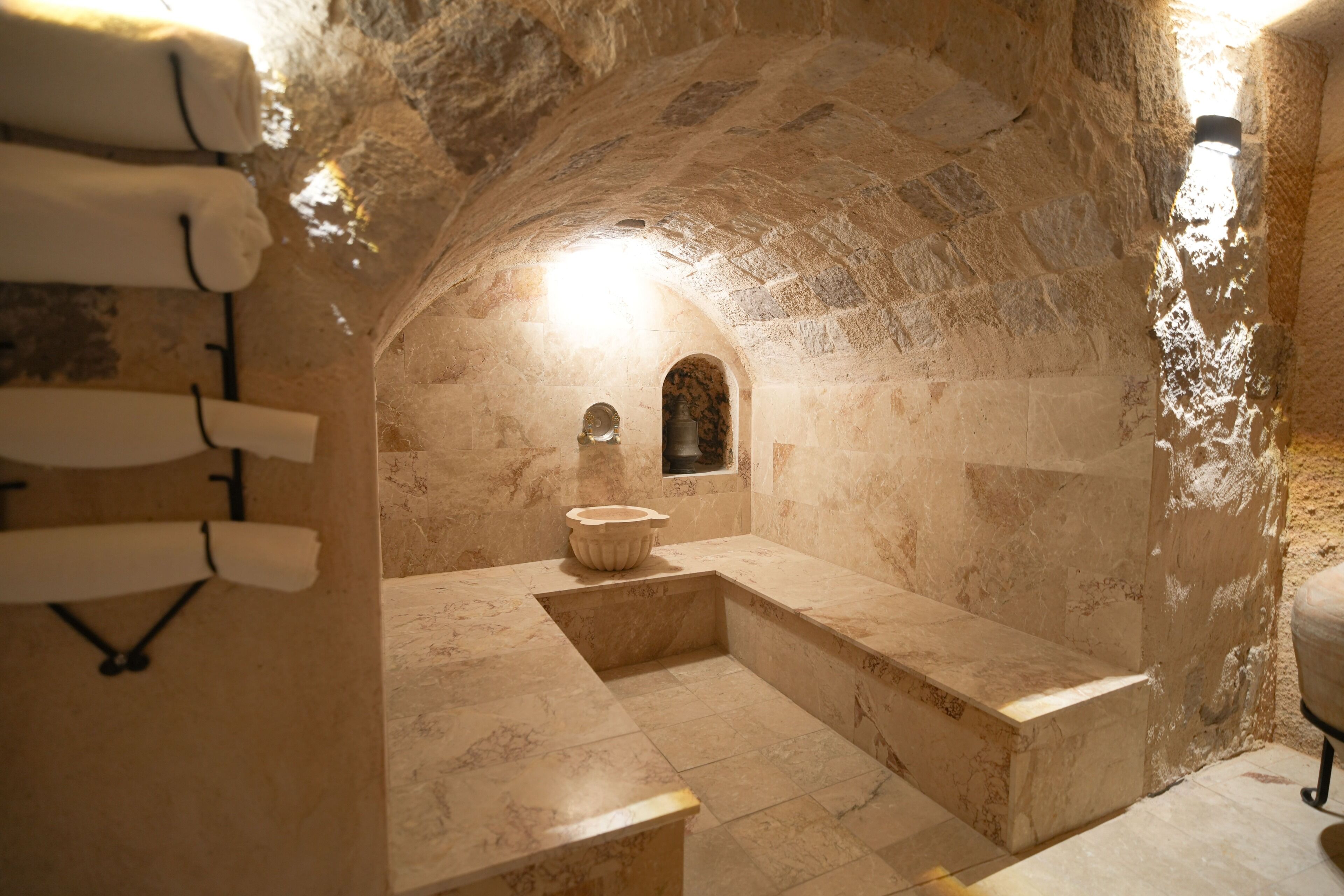 Superior Cave Suites Room | Salle de bain | Articles de toilette écologiques, sèche-cheveux, peignoirs, chaussons