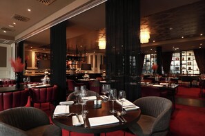 Serveert ontbijt, lunch en diner