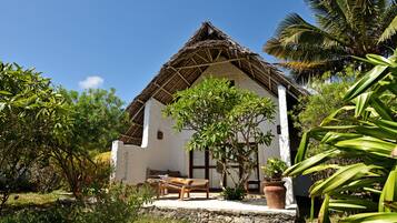 Caja de seguridad en la habitación, muebles diferentes y escritorio