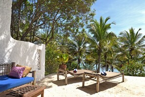 Habitación superior con 1 cama matrimonial o 2 individuales, 1 habitación, vista al mar | Terraza o patio